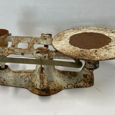 512. Vintage 15-pound weighing Capacity Graduated Penn Cast Iron Scale 9-inch Plate