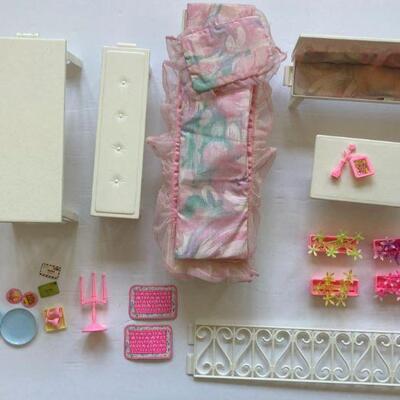 557. Vintage Mattel Barbie Fold N Fun House Turns into a carrying case 