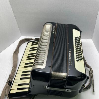 118. Hohner Contessa Black Accordion