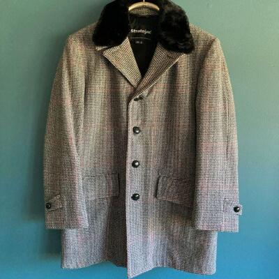 486. Vintage Tailored Stratojac Wool Coat with Faux Fur Collar & Lining Size 40