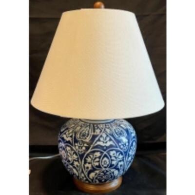Vintage RALPH LAUREN PORCELAIN Blue And White Floral TABLE LAMP