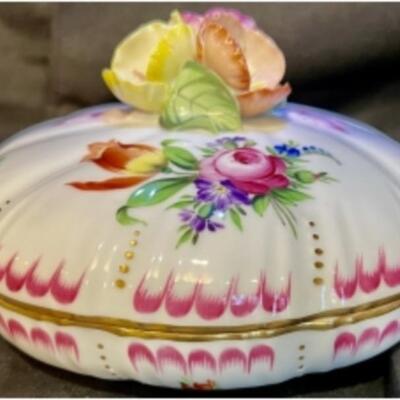 HEREND BONBONNIERE Three Roses On A Knob Printemps De Victoria