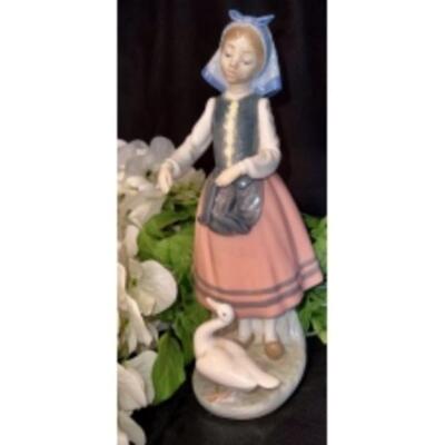Porcelain LLADRO Maiden "Josefa Feeding The Duck"