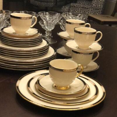 Lenox Presidential Collection - Hancock. 4 Place Settings in Platinum. 1 Place Setting in Gold.