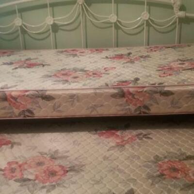 Fab iron trundle bed presale s
avaiable 95