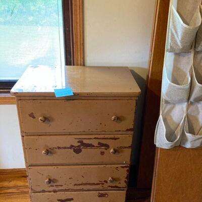 Chippy paint 4 drawer dresser