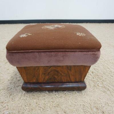 1045	ANTIQUE EMPIRE UPHOLSTERED FOOT STOOL, APPROXIMATELY 19 IN SQUARE X 15 IN HIGH
