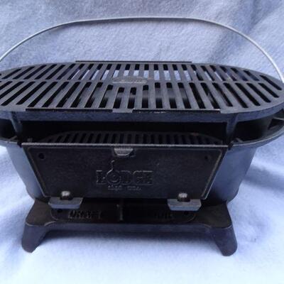 Lodge Cast Iron #1896 Sportsmans Hibachi Grill with Handle  #410 And Cover - Discontinued - Unused.
TOP GRATE 33051, BOTTOM GRATE #3050,...