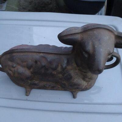GRISWOLD CAST IRON NO 866 LAMB EASTER 2 PIECE CAKE MOLD.
Measures approximately 10" L x 4" W x 7.5" H and 13" to...