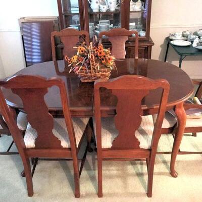 Basset dining table, 6 chairs, 2 leaves and table pads set