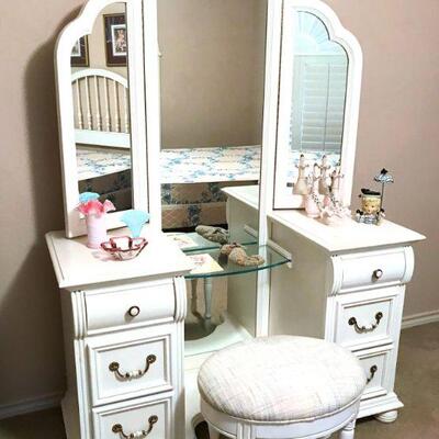 Great condition Lexington Furniture dressing table and bench