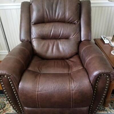 Leather lift chair/recliner