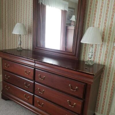 Traditional mahogany dresser/mirror