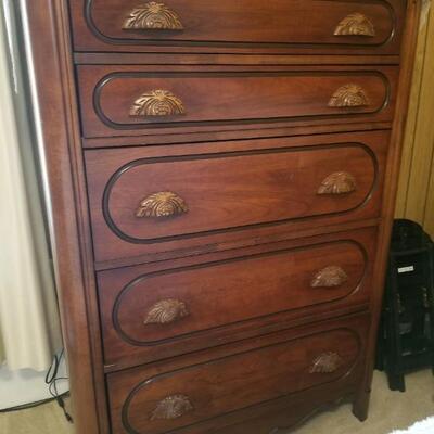 Antique style chest of drawers