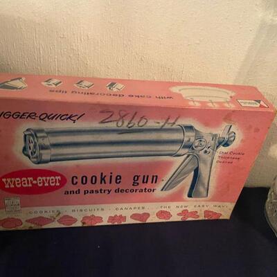 Vintage Wearever cookie gun and pastry decorator, Q2