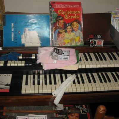 Compact Lowery organ   BUY IT NOW $ 125.00
