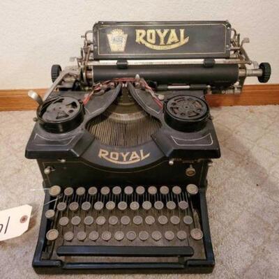 #1426 • Vintage Roy Standard Typewriter