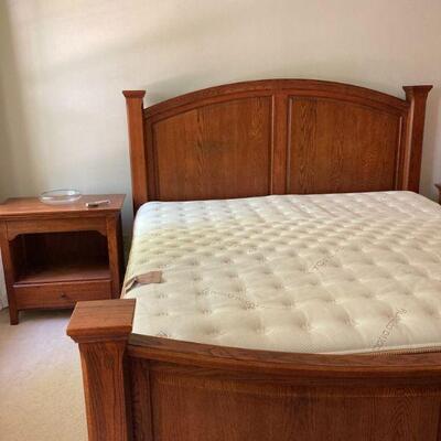Thomasville oak night stands and bed