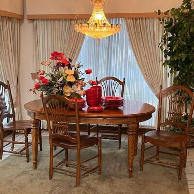 Dining room table with leaf 