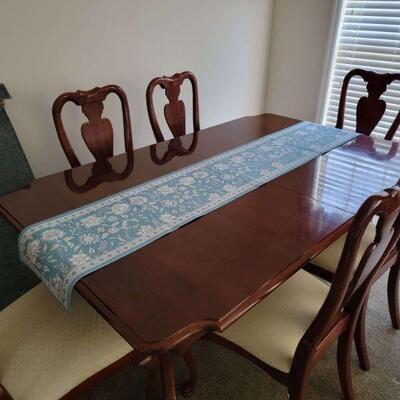 Dining Room Table With Chairs And Décor