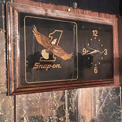 Snap on wall clock