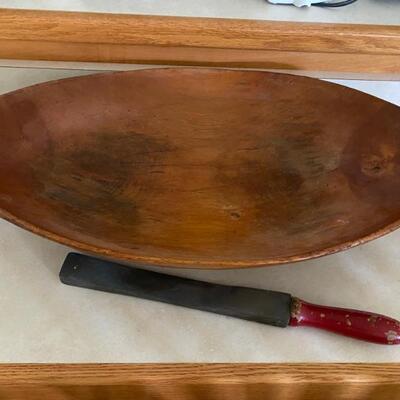 Vintage dough bowl
Vintage knife sharpener 