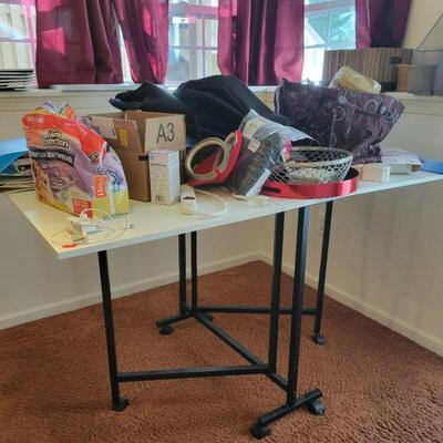 Craft table, collapsible 