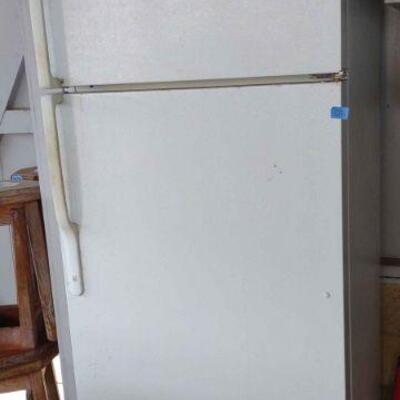 KKD076 - Refrigerator