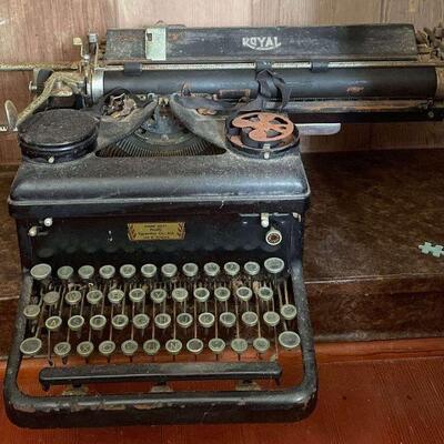 KKD019- Vintage Royal Typewriter 