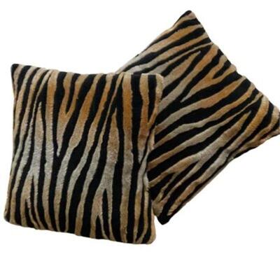 Lot 054
Faux Fur Tiger Pattern Accent Pillows