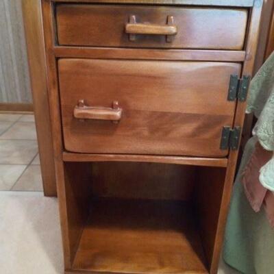 Cushman Colonial Creations night stand