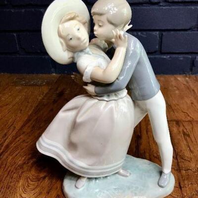 Lladro figurine
Lladro masterpieces are handmade & hand-painted in Spain by the best porcelain artisans