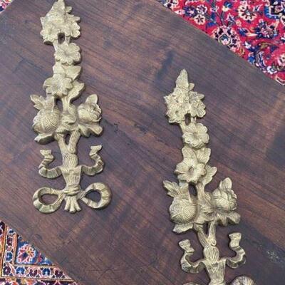 Brass roses and bow wall medallions
Brass
Made in India
Dimensions: 4â€ x 12.5â€ x .5â€