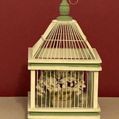White Green Birdcage Wire & wood
Operational (bottom opens)
Potted white hydrangea included
Dimensions: 9â€ x 9â€ x 16â€
