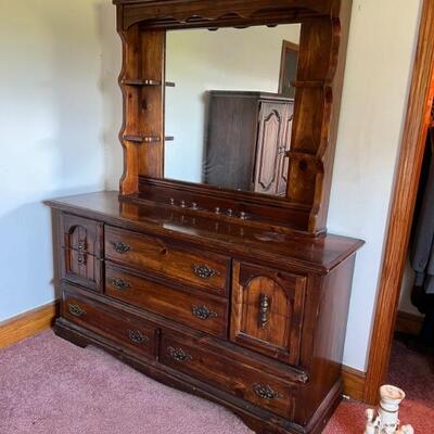 Double dresser w/hutch $160