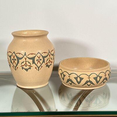 (2pc) QWARA POTTERY | Qwara Ceramics, made in Jordan, including a low bowl (dia. 7-1/4 in.) and a matching vase (h. 7-3/4 in.)