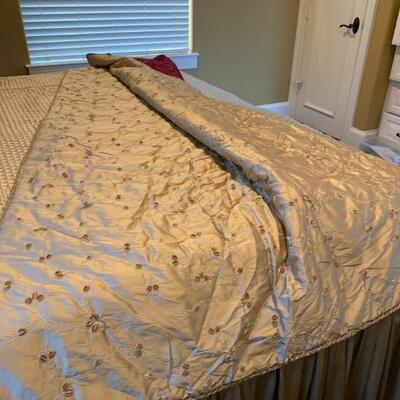 $4000 custom silk bedding for kng sized bed ( shown on queen size bed) 