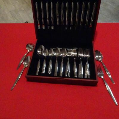 CUTCO CUE2 FLATWARE SET SERVICE FOR 12