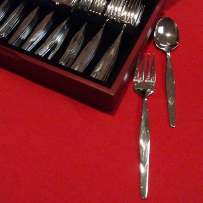 CUTCO CUE2 FLATWARE SET SERVICE FOR 12