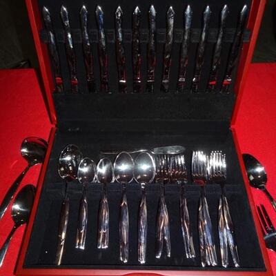 CUTCO CUE2 FLATWARE SET SERVICE FOR 12