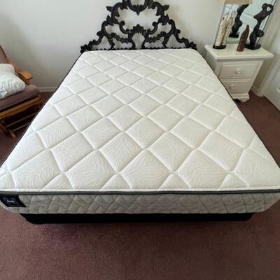 Queen size Sealy Mattress and box spring almost new