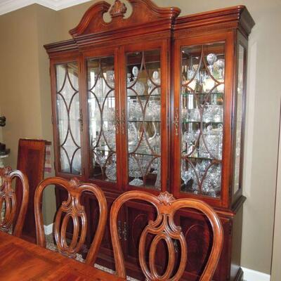 Thomasville Dinning Table, Chairs & China Cabinet