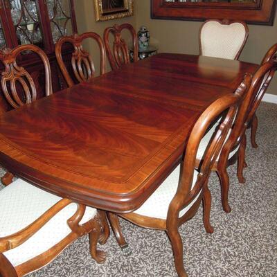 Thomasville Dinning Table, Chairs & China Cabinet