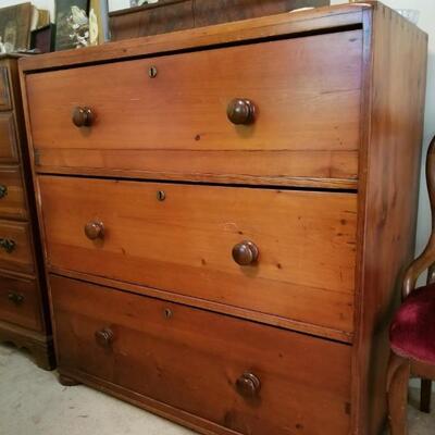 Early 3-drawer pine chest/dovetailed case & bun feet