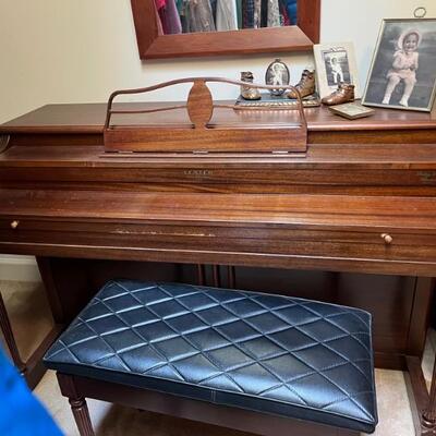 Lester spinet piano/bench