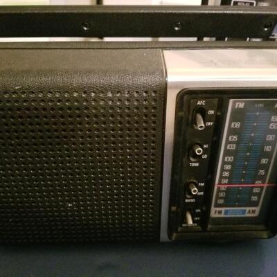 Vintage GE portable am/fm radio