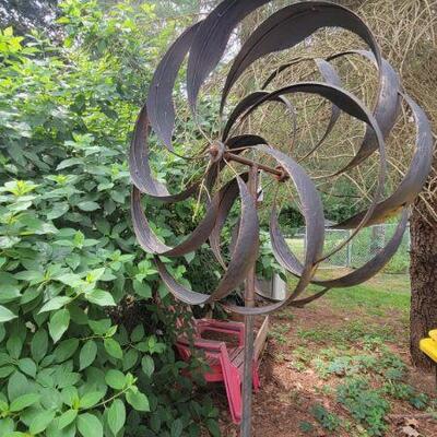 Spinning yard art