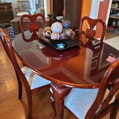 Dining table with leaf and 6 chairs