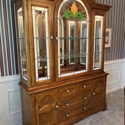 Thomasville Lighted China Cabinet w/ Stained Glass