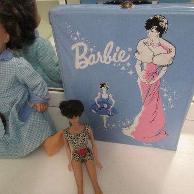 Nice old Barbie case- only one Barbie doll available